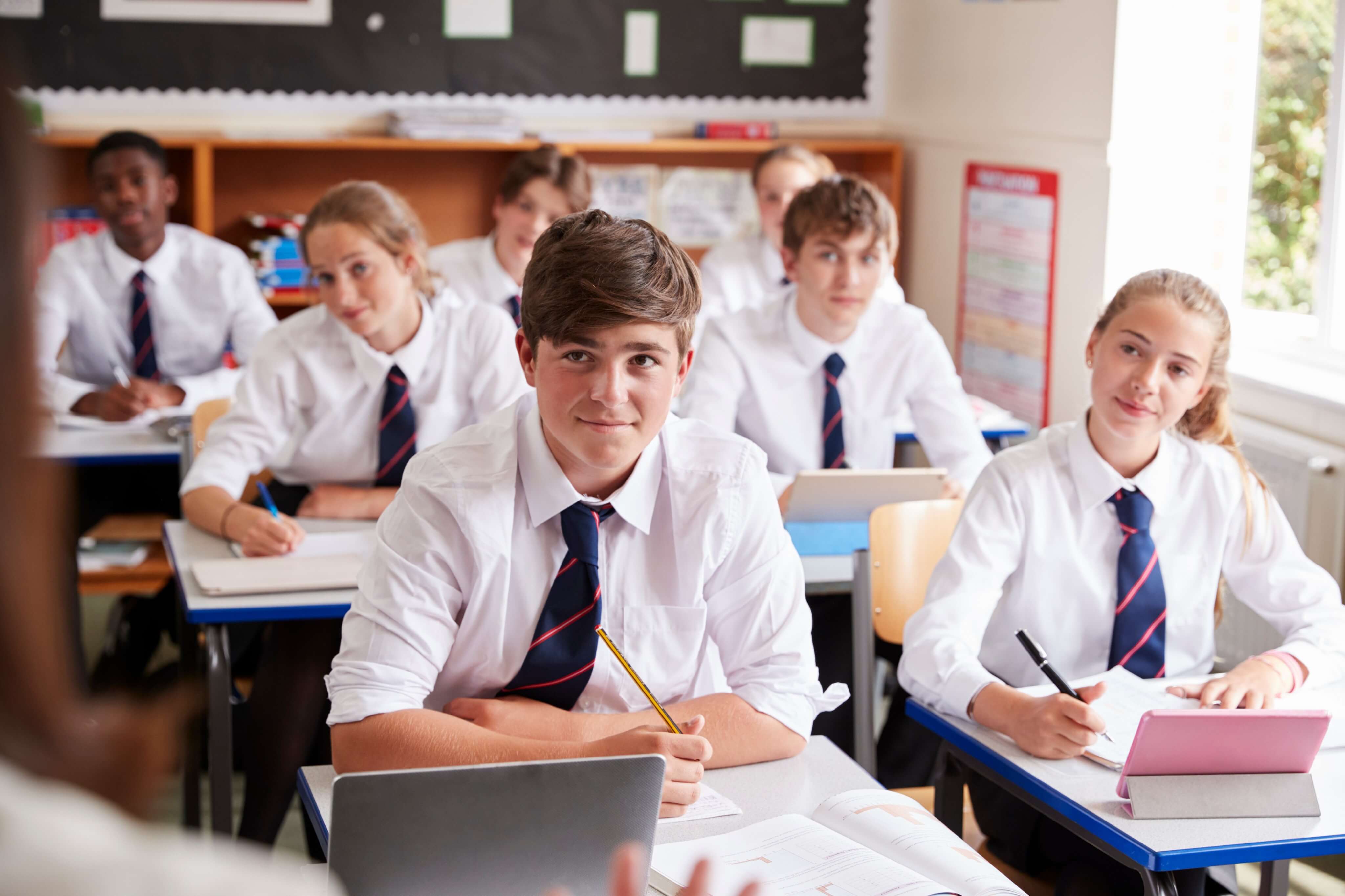 Secondary school pupils. Ученики в школе. Класс с учениками. Учеба в школе. Старшие школьники.